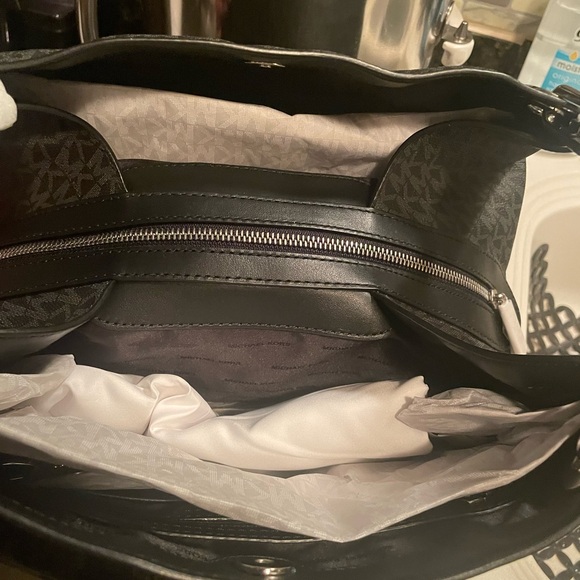 NWT BEAUTIFUL MICHAEL KORS SHOULDER BAG WITH THREE COMPARTMENTS. - Picture 4 of 11